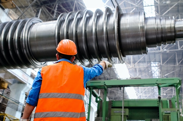 Operario haciendo funcionar una máquina